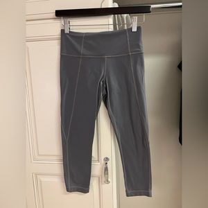 EUC Athleta Chaturanga Crop Capri Legging Women’s XS Dusk Purple